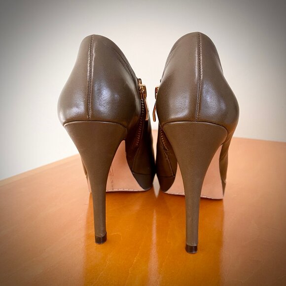 Vince Camuto "Elvin" Leather Platform Booties in Olive Drab Nappa, 6.5M - Picture 5 of 15